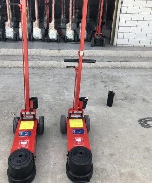 垃圾車壓住環(huán)衛(wèi)工人右腳，消防人員用氣動液壓千斤頂頂開車身