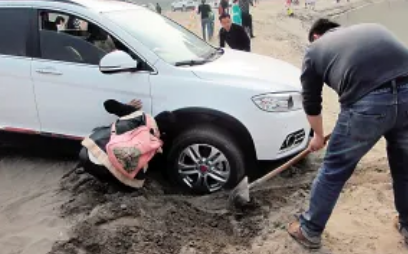 汽車陷入泥沙，該怎么用螺旋千斤頂脫困