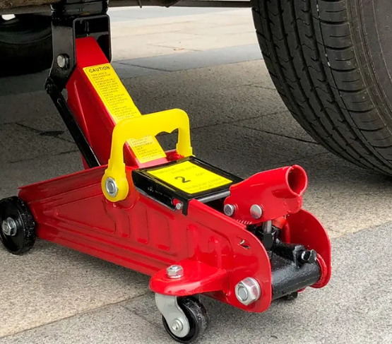 出租車(chē)突然爆胎，加油站員工用臥式千斤頂幫其換胎